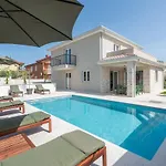 Nia With Private Pool *