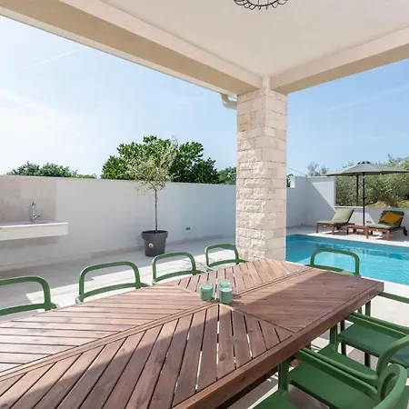 فيلة Nia With Private Pool
