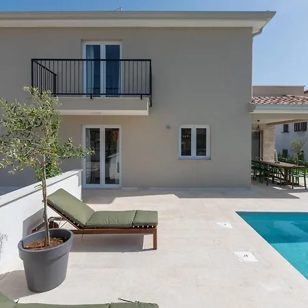 Nia With Private Pool