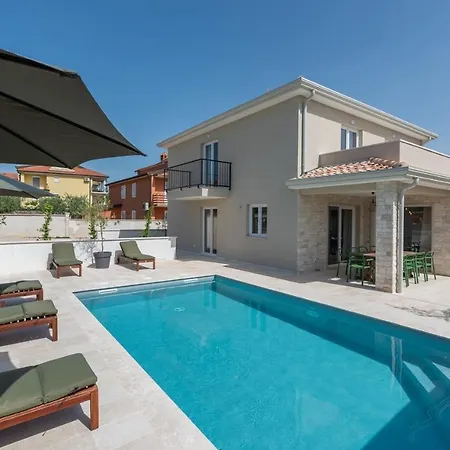Nia With Private Pool
