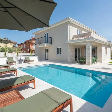 Nia With Private Pool *