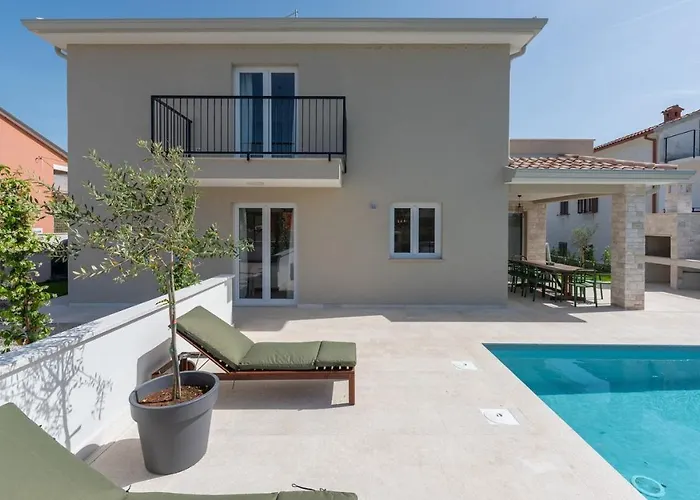 Nia With Private Pool