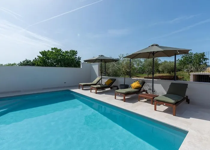 Nia With Private Pool Villa *